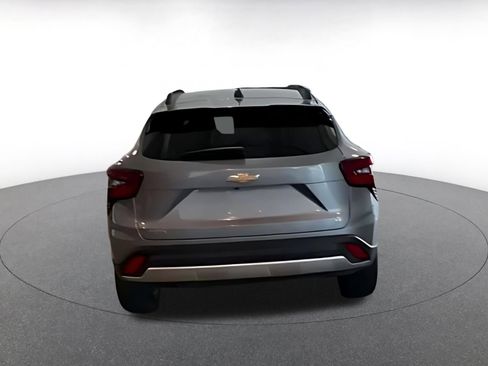 Used 2025 Chevrolet Trax LT FWD image 16