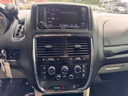 Used 2019 Dodge Grand Caravan SXT image 28