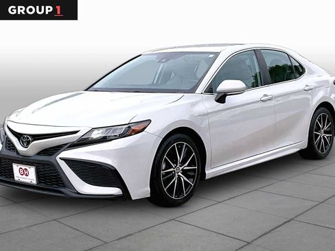 Used 2022 Toyota Camry SE FWD image 1