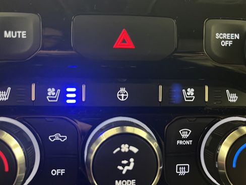 Used 2019 RAM 1500 Laramie AWD/4WD image 28