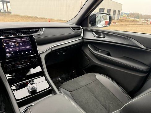 New 2025 Jeep Grand Cherokee Laredo image 17
