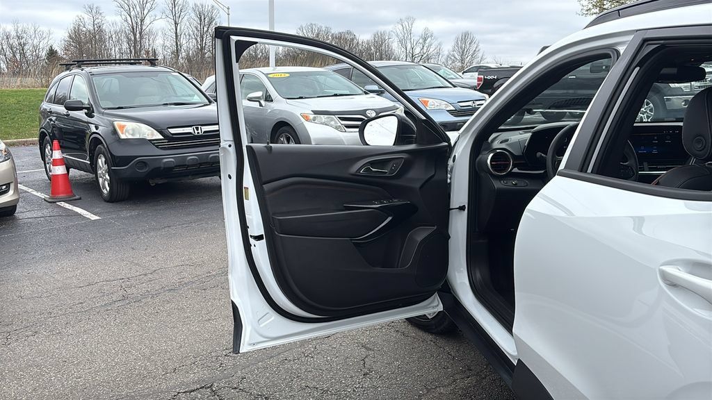 Used 2025 Chevrolet Trax RS w/ Sunroof Package FWD image 11