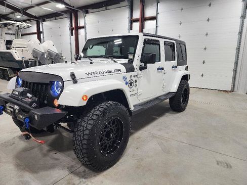 Used 2017 Jeep Wrangler Unlimited Sahara image 2