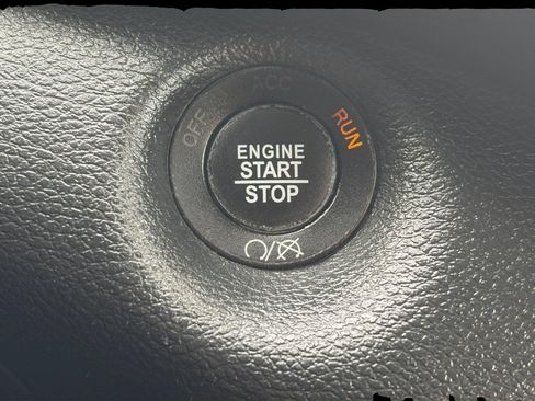 Used 2018 Jeep Cherokee Latitude Plus w/ Cold Weather Group AWD/4WD image 22
