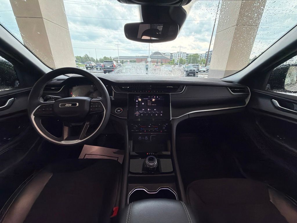 Used 2024 Jeep Grand Cherokee Altitude AWD/4WD image 12