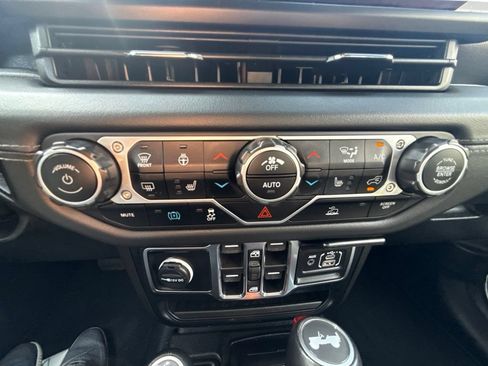 Used 2024 Jeep Wrangler Unlimited Sahara w/ Technology Group AWD/4WD image 30