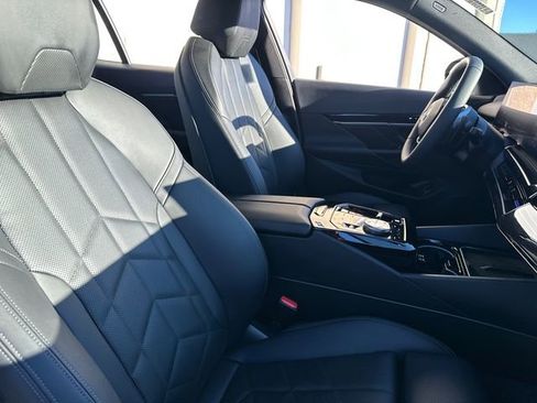 Used 2025 BMW 530i xDrive image 13