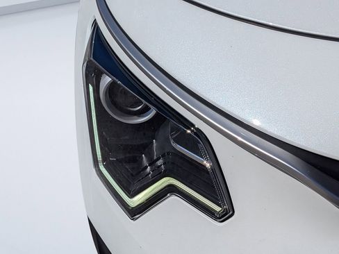 Used 2024 Kia Niro LX image 9