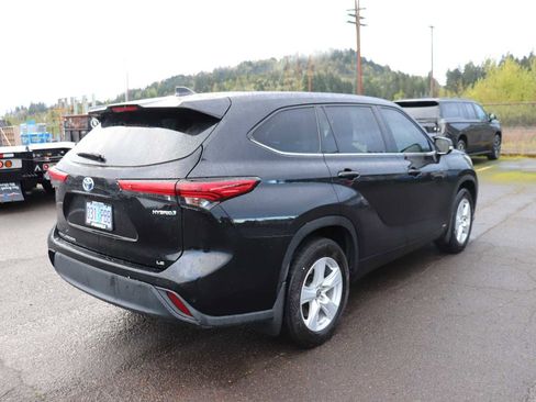 Used 2023 Toyota Highlander LE image 5