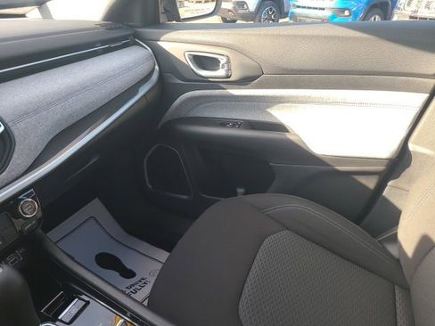 Used 2025 Jeep Compass Sport image 16