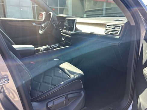 Used 2025 Volkswagen Atlas SE AWD/4WD image 12