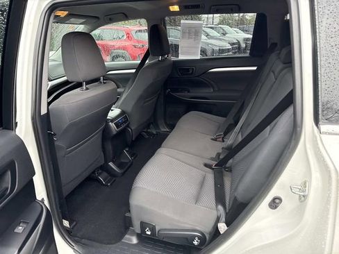 Used 2019 Toyota Highlander LE image 16