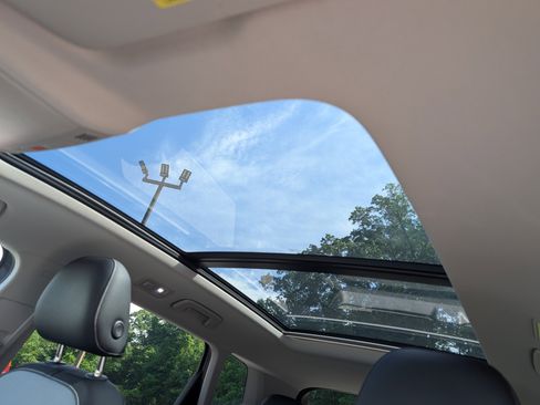 Used 2022 Volkswagen Taos SEL w/ Panoramic Sunroof Package FWD image 15