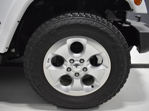 Used 2015 Jeep Wrangler Sahara w/ Connectivity Group AWD/4WD image 10