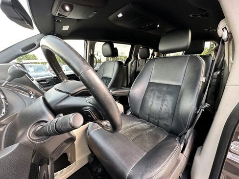 Used 2016 Dodge Grand Caravan SXT FWD image 9