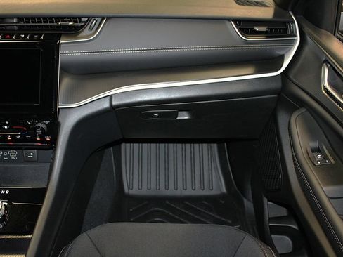 Certified 2025 Jeep Grand Cherokee Laredo X w/ Luxury Tech Group I AWD/4WD image 33
