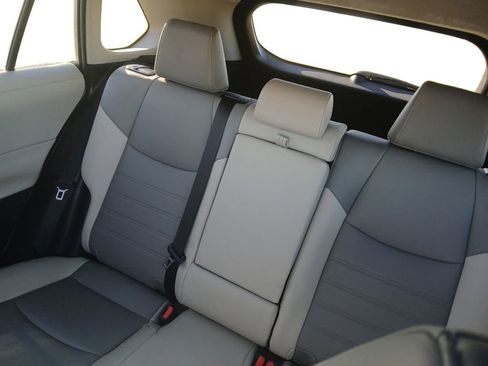 Used 2021 Toyota RAV4 XLE Premium image 15