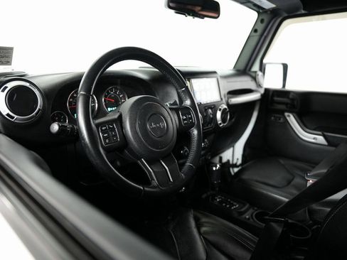 Used 2015 Jeep Wrangler Unlimited Sahara w/ Connectivity Group AWD/4WD image 7