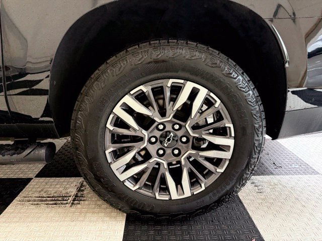 Used 2025 Chevrolet Suburban Z71 AWD/4WD image 13