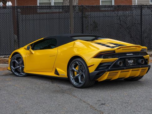 Used 2024 Lamborghini Huracan EVO image 37