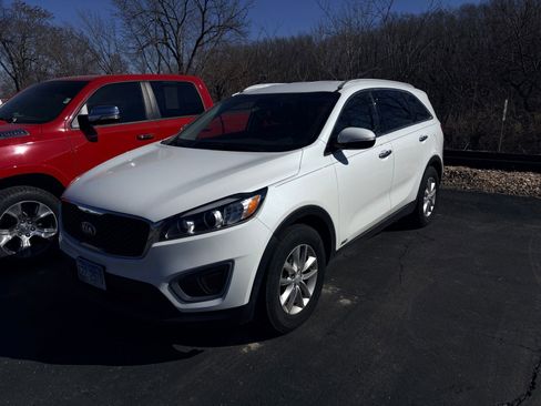 Used 2016 Kia Sorento LX w/ LX Convenience Package image 3