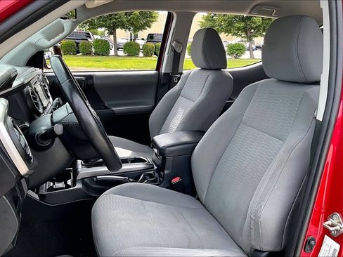 Used 2019 Toyota Tacoma SR5 AWD/4WD image 15