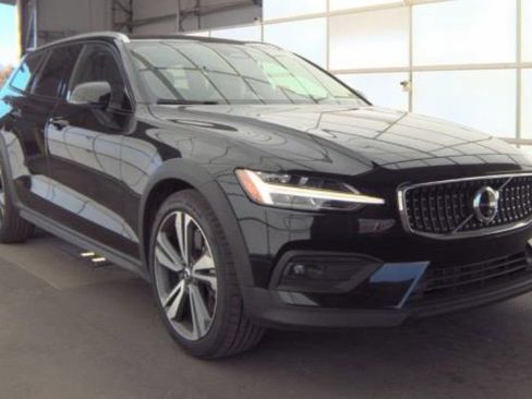 Used 2025 Volvo V60 B5 Cross Country Plus AWD/4WD image 2