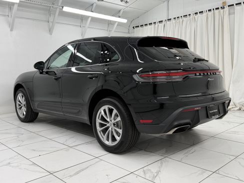 Certified 2023 Porsche Macan image 3