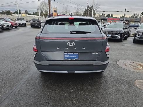 Certified 2024 Hyundai Kona SE image 3
