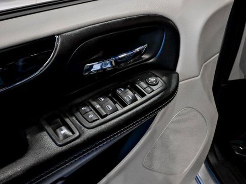 Used 2019 Dodge Grand Caravan SXT w/ Rear Park Assist Package image 16