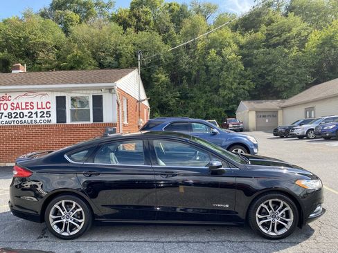 Used 2017 Ford Fusion SE w/ Equipment Group 601A FWD image 4