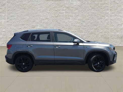 Used 2023 Volkswagen Taos SE w/ Panoramic Sunroof Package FWD image 8