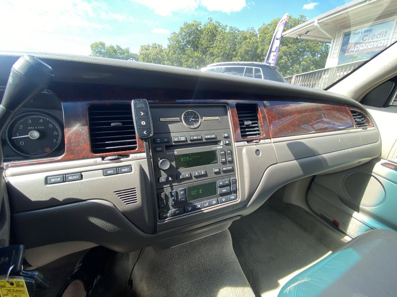 Used 2011 Lincoln Town Car Signature Limited RWD image 19