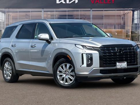 Used 2024 Hyundai Palisade SEL FWD image 2