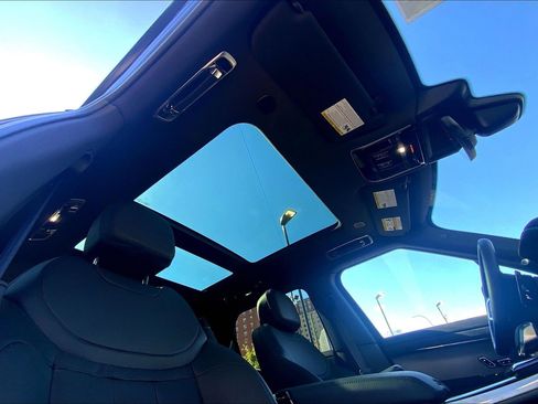 Used 2025 Land Rover Range Rover Sport image 14