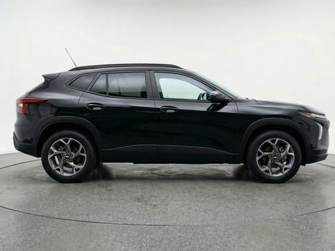 Used 2025 Chevrolet Trax LT FWD image 11
