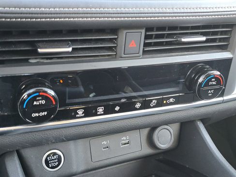 Used 2023 Nissan Rogue SV image 23