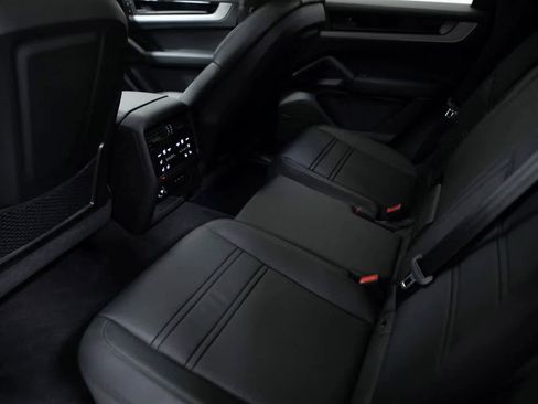 Certified 2025 Porsche Cayenne image 29