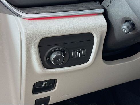 Used 2023 Jeep Grand Cherokee Overland w/ Luxury Tech Group IV AWD/4WD image 14