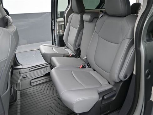Used 2022 Toyota Sienna XLE image 15