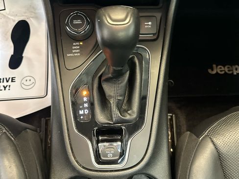 Used 2019 Jeep Cherokee Limited w/ Luxury Group AWD/4WD image 24