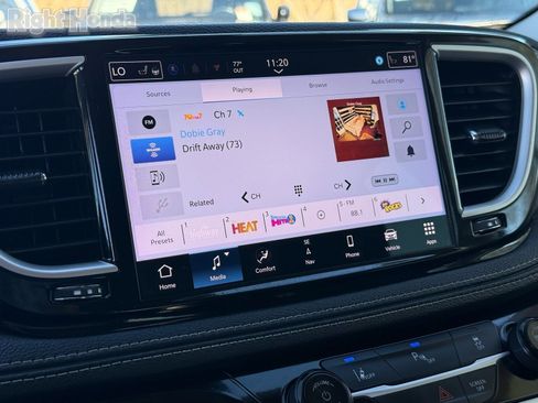 Used 2024 Chrysler Pacifica Select image 20