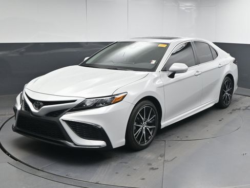 Used 2023 Toyota Camry SE image 4