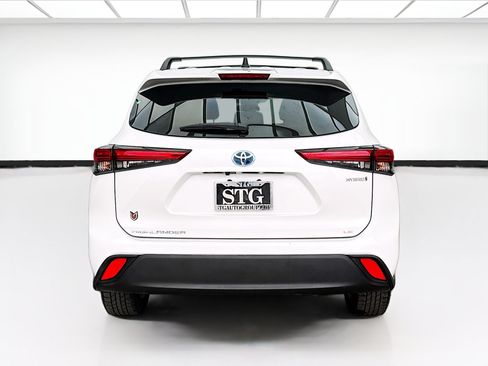 Used 2023 Toyota Highlander LE FWD image 5