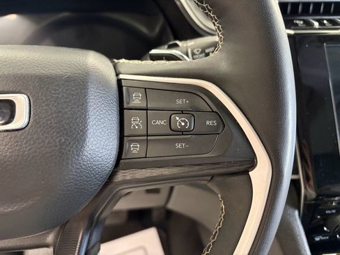 Used 2023 Jeep Grand Cherokee Laredo w/ Luxury Tech Group I AWD/4WD image 14