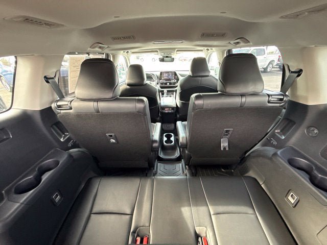 Used 2021 Toyota Highlander XLE AWD/4WD image 16