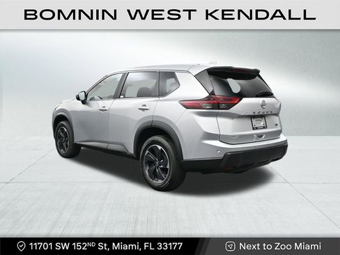 Used 2024 Nissan Rogue SV image 3