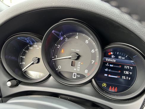 Certified 2022 Porsche Macan image 25