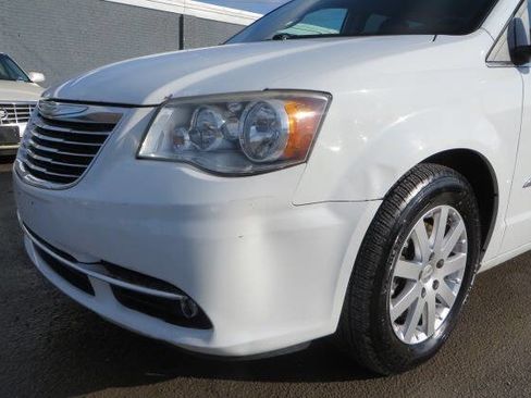 Used 2016 Chrysler Town & Country Touring image 30