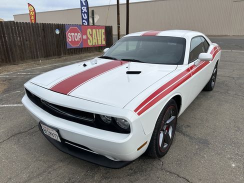 Used 2013 Dodge Challenger SXT image 1